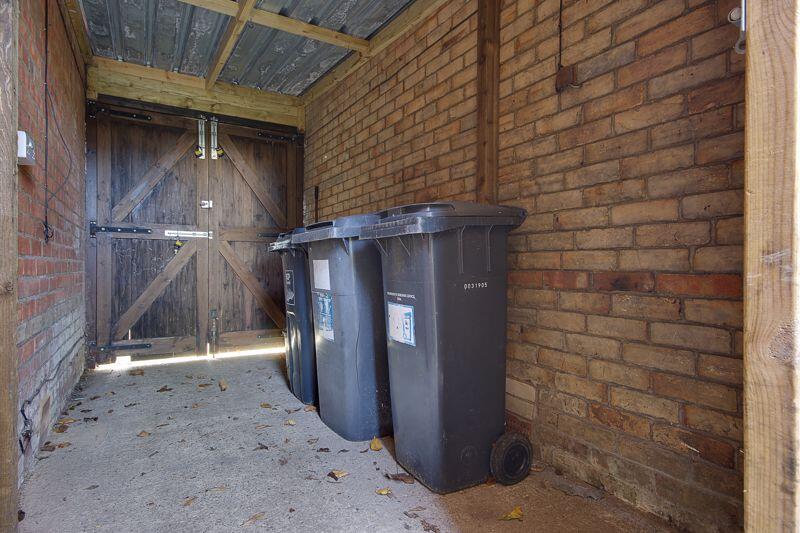Lean to storage (Side Access)