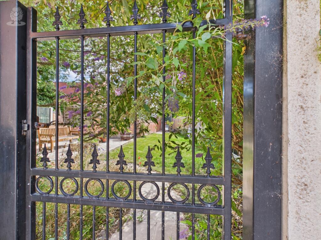 Gate side to rear garden