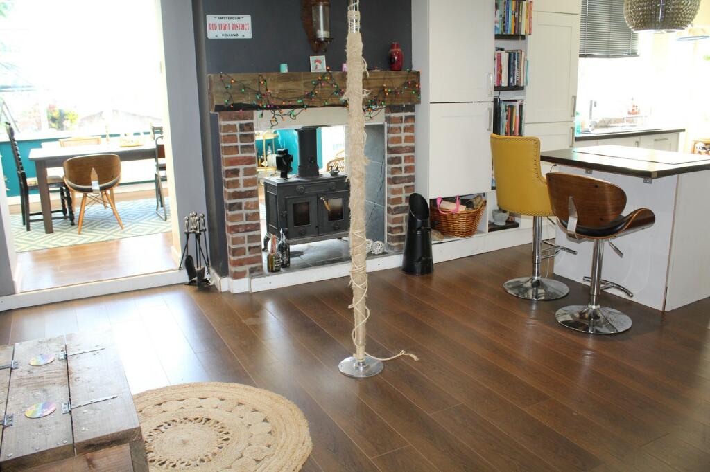 Fitted Kitchen Picture 3