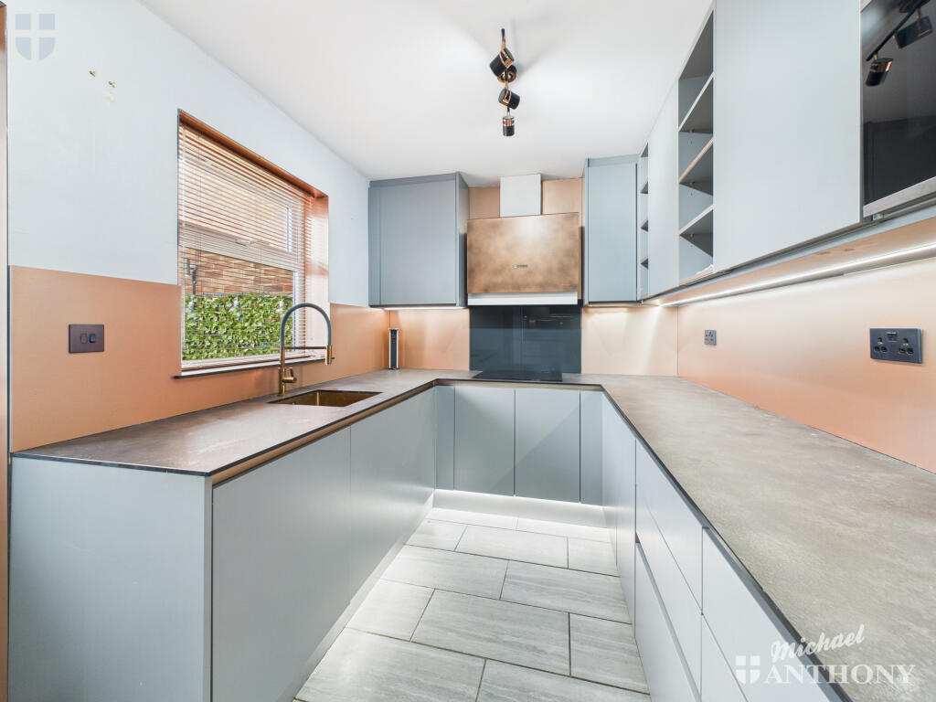 CAM03218G0-PR0779-STILL009