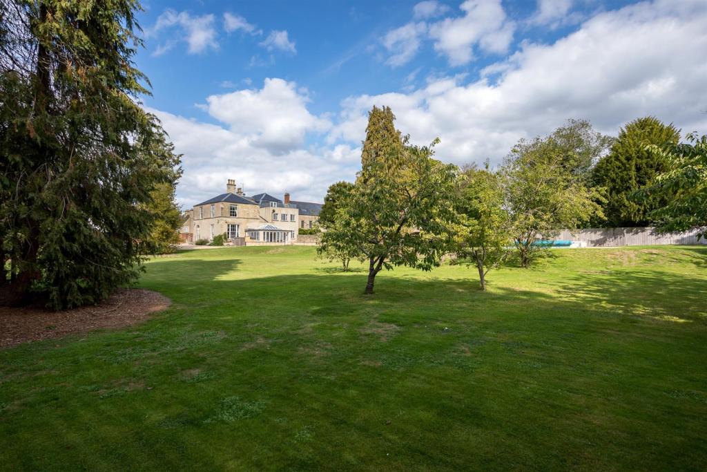 33 - Querns House - GL7 1RL - Web.jpg