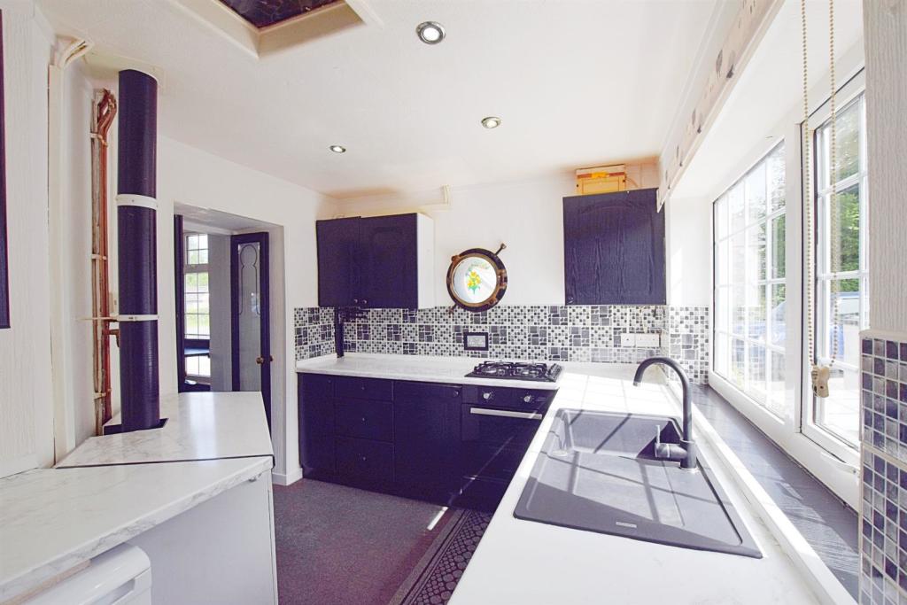 Kitchen 2.jpg