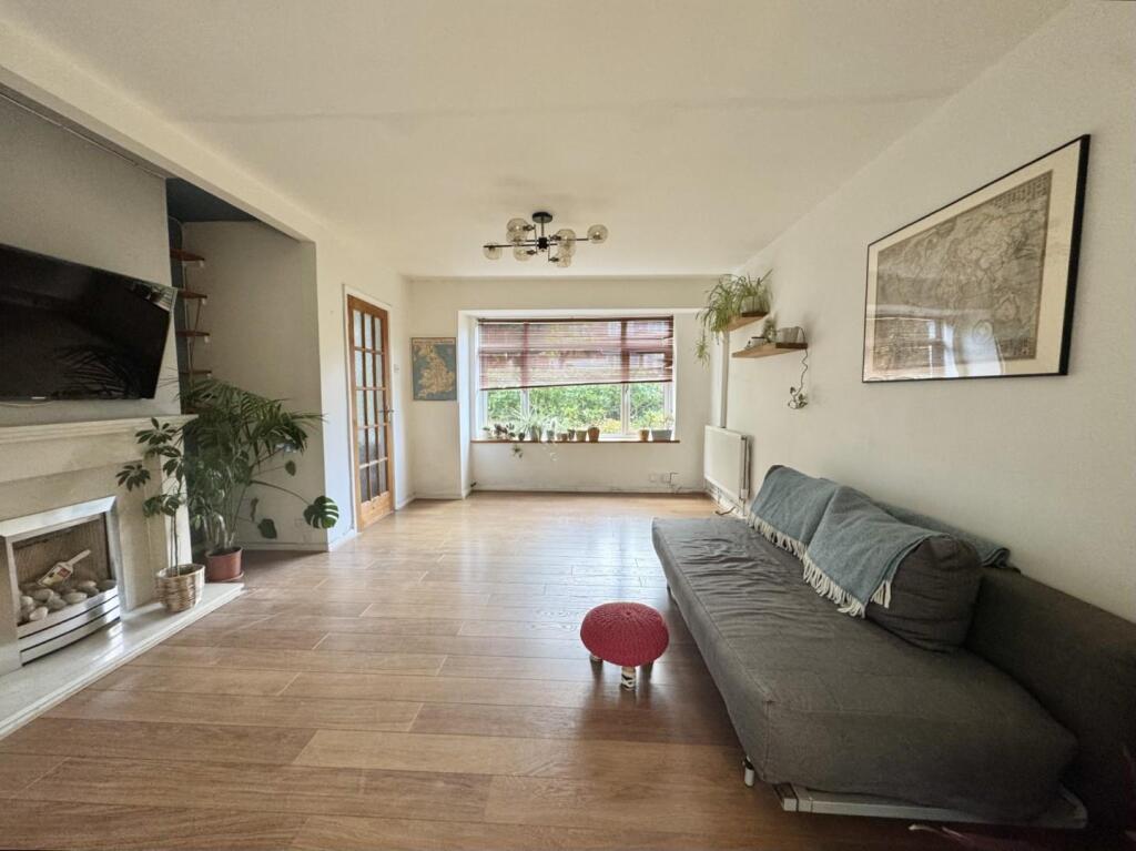 LOUNGE 2.jpg