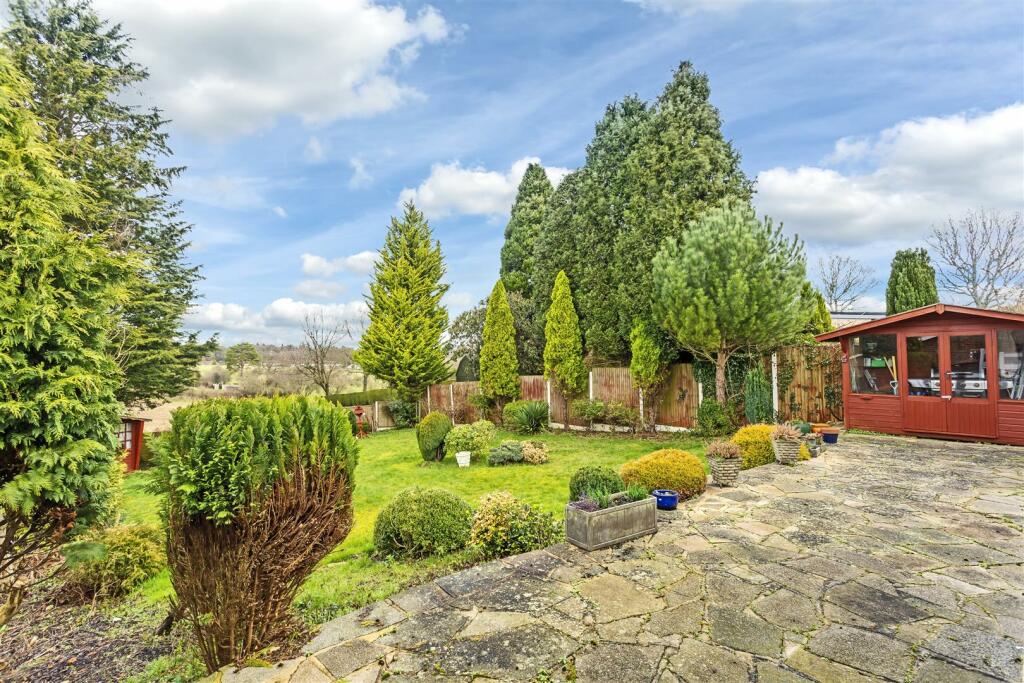 bungalow-green-lane-lower-kingswood-106.jpg