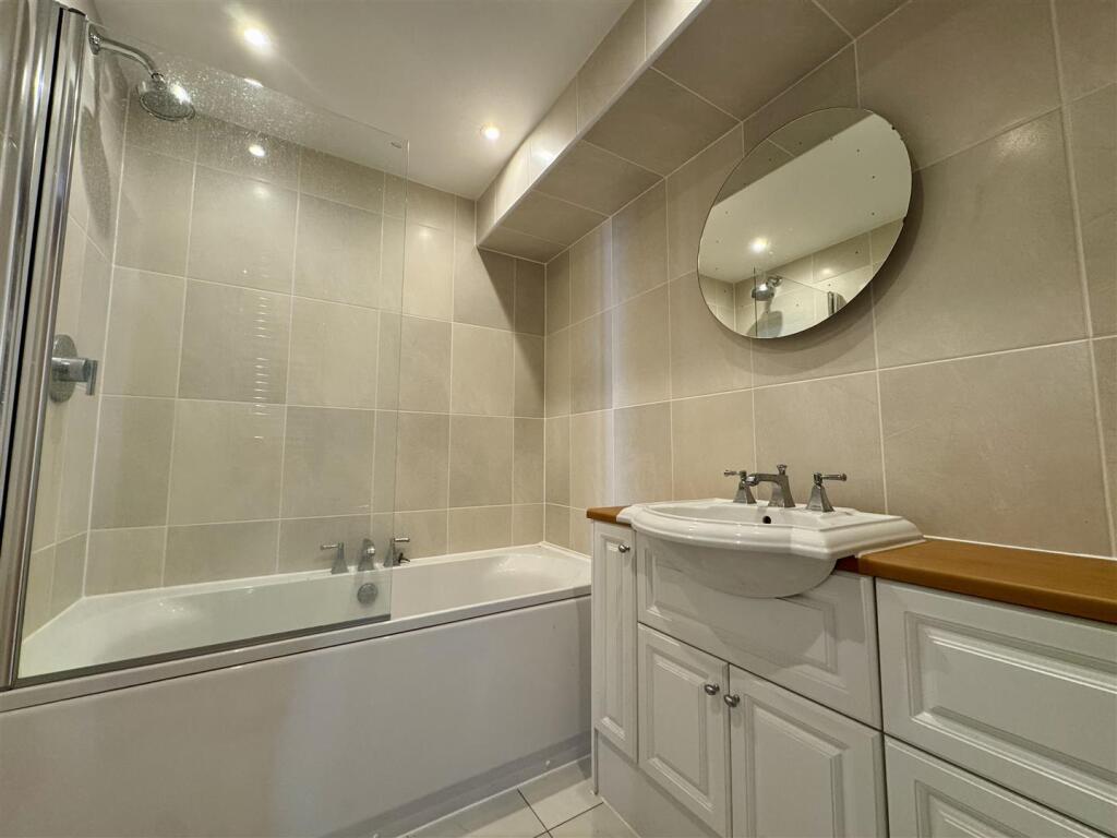 FAMILY BATHROOM