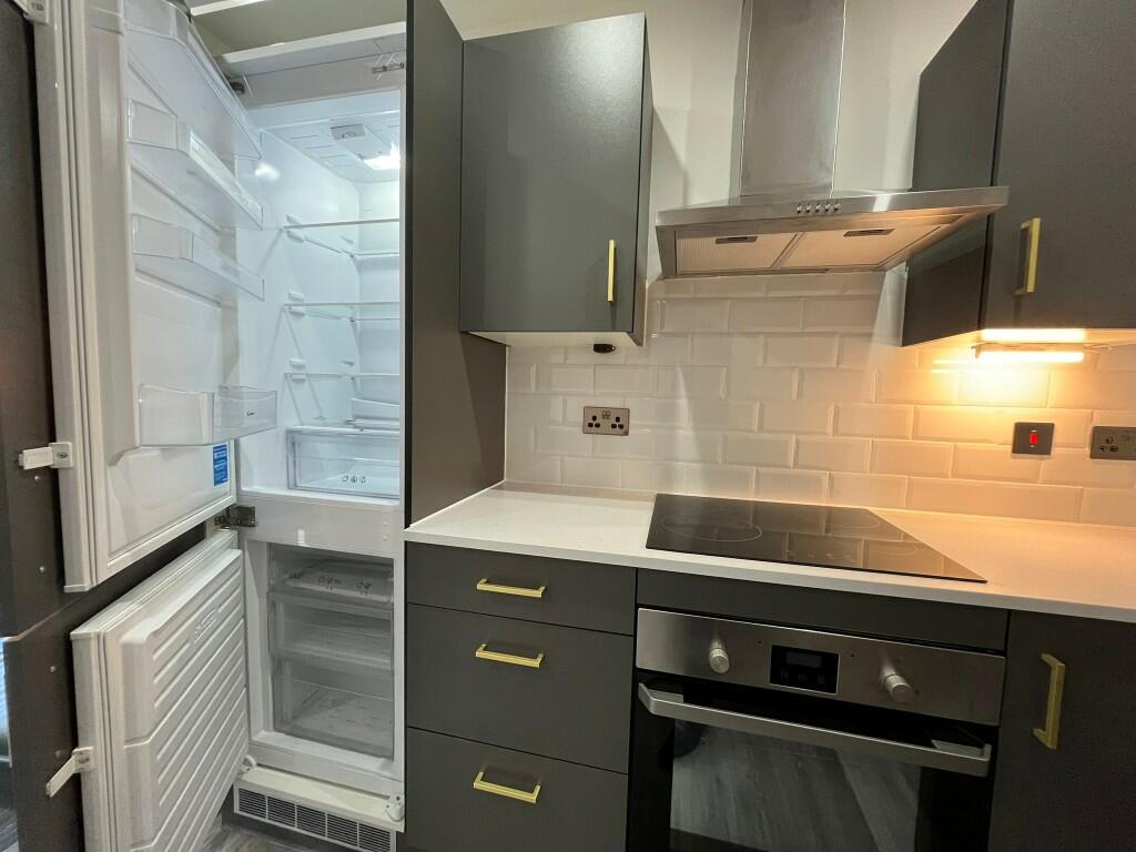 FRIDGE FREEZER