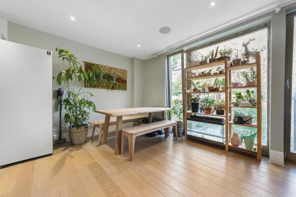 Dining Area.jpg
