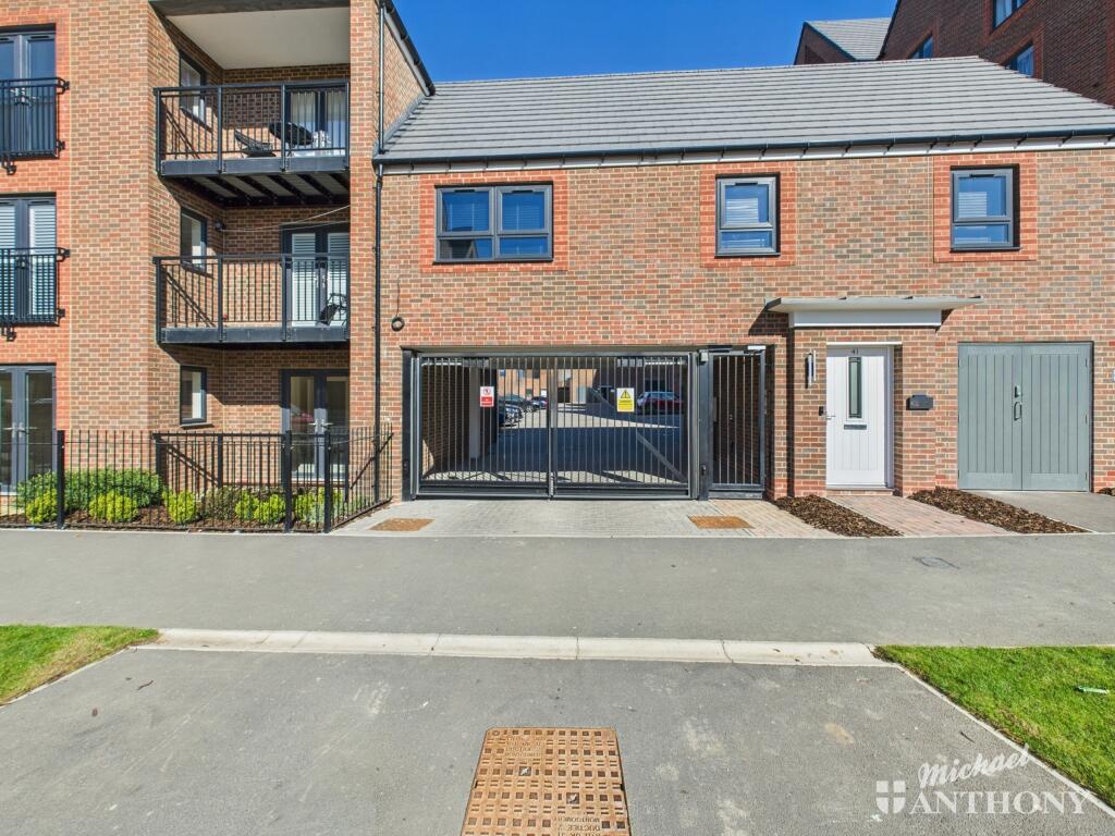 CAM03852G0-PR0221-STILL023