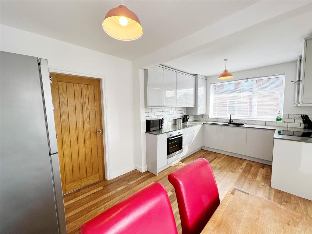 Kitchen pic 2.jpg