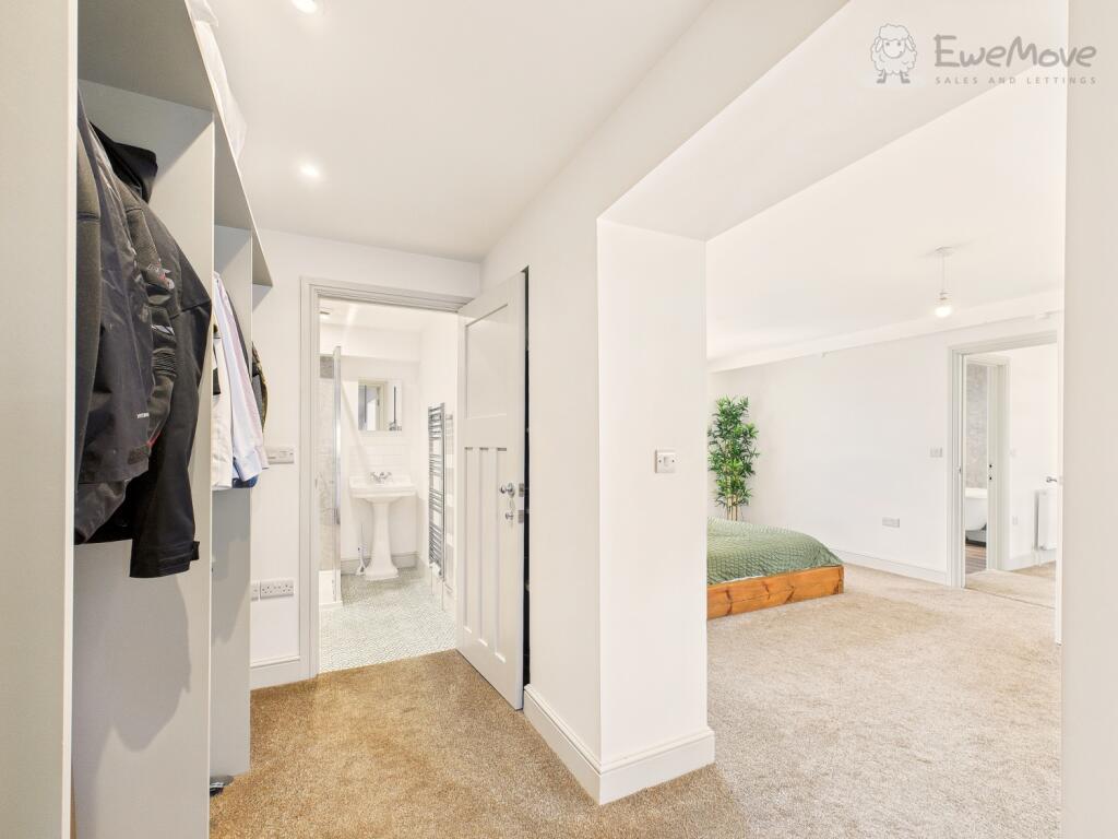 CAM03640G0-PR0061-STILL027