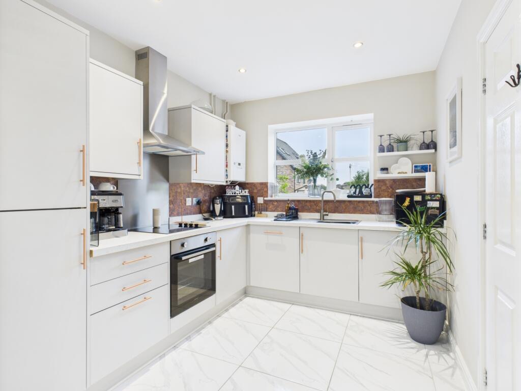 CAM03729G0-PR0075-STILL022