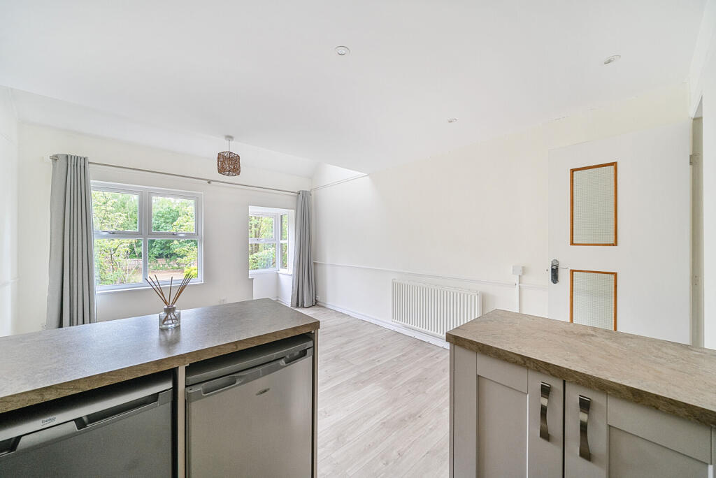 1298365-10-682dae...