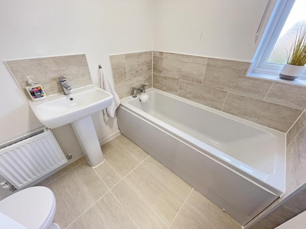 Spindle Crescent 91 - Bathroom.jpg