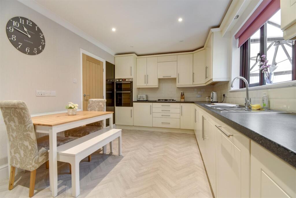 Kitchen breakfast room