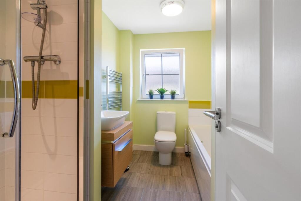 20 - Bathroom.jpg