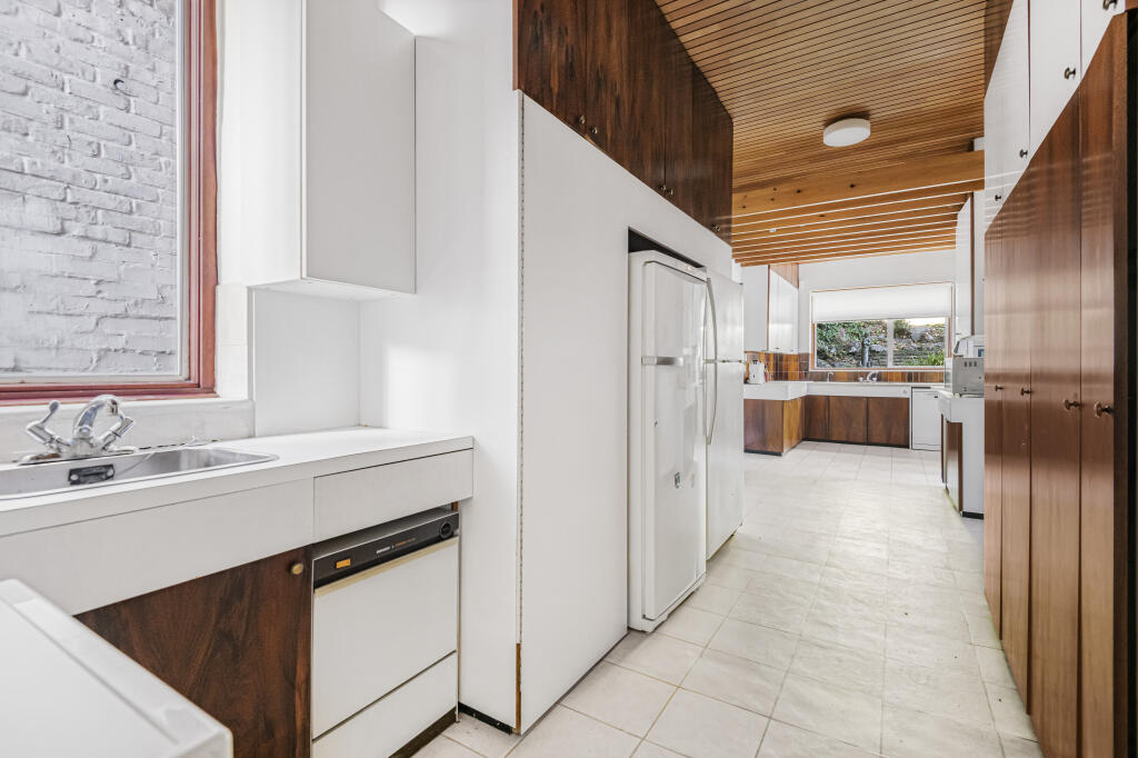 19 West Heath Gardens, Hampstead, London, NW3 7TR