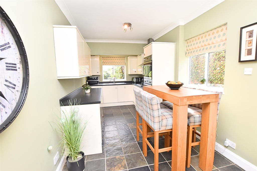 KITCHEN/BREAKFAST ROOM
