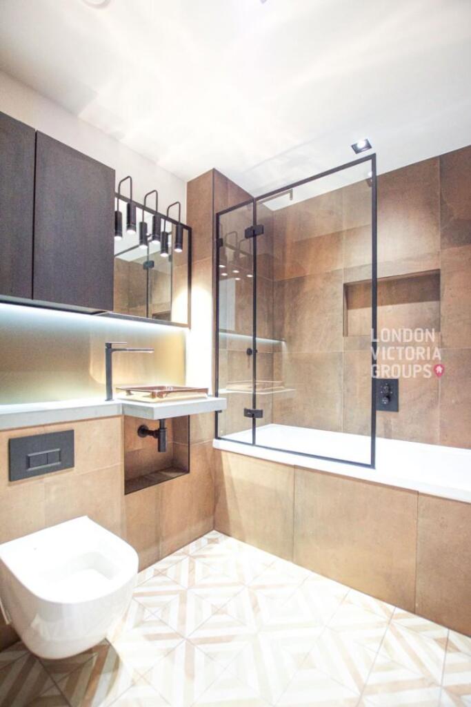 Bathroom    .jpeg