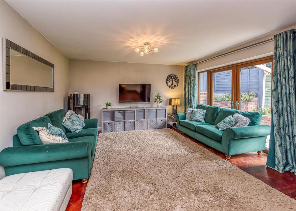 14 Ackleton Gardens-Kitchen Family Room (4).jpg