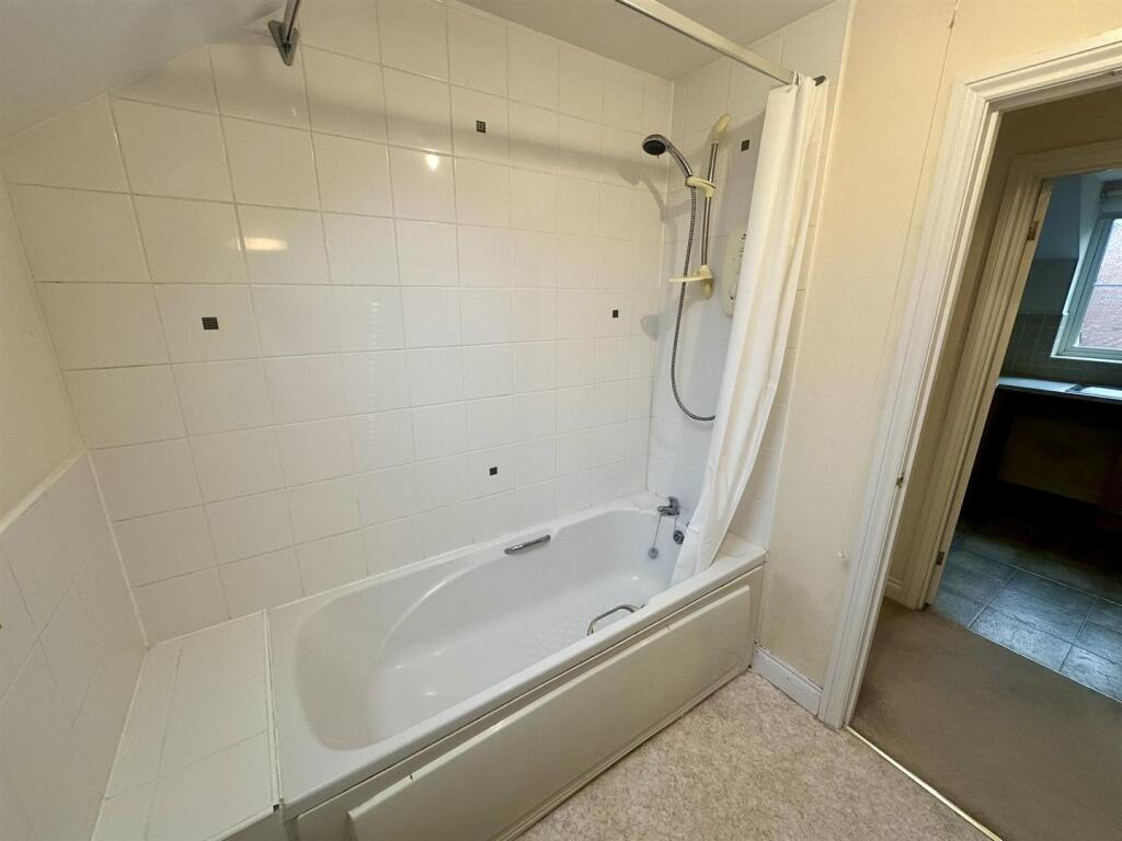 Bathroom (1/2)