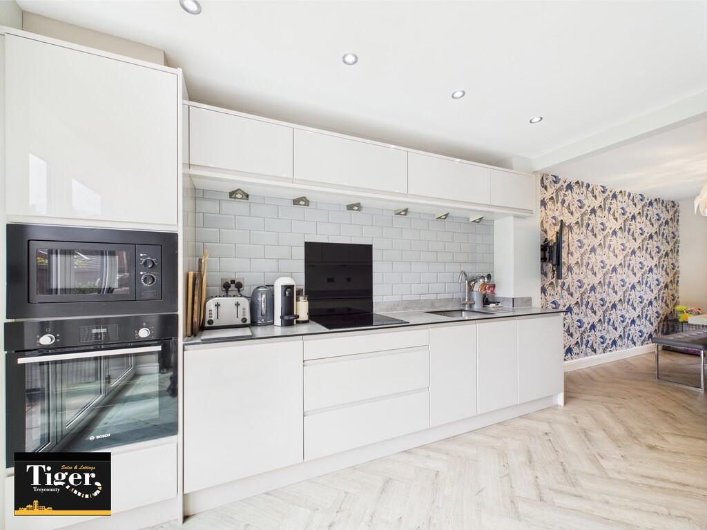 CAM02176G0-PR0571...