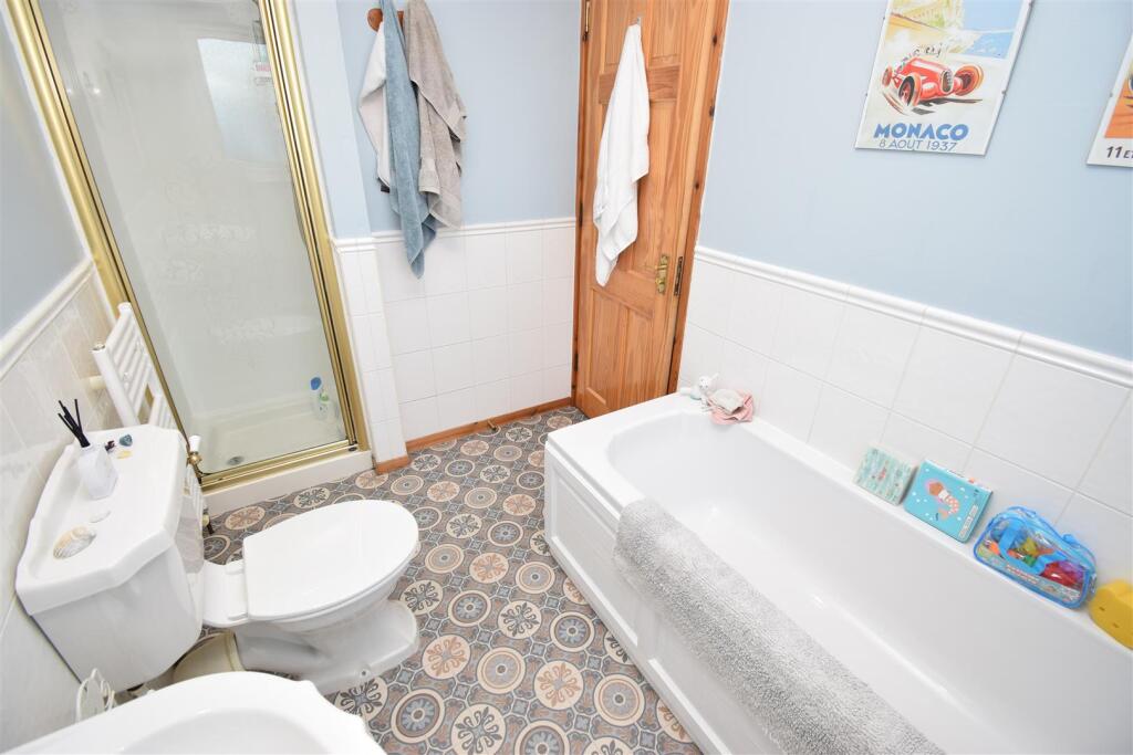 BATHROOM..jpg