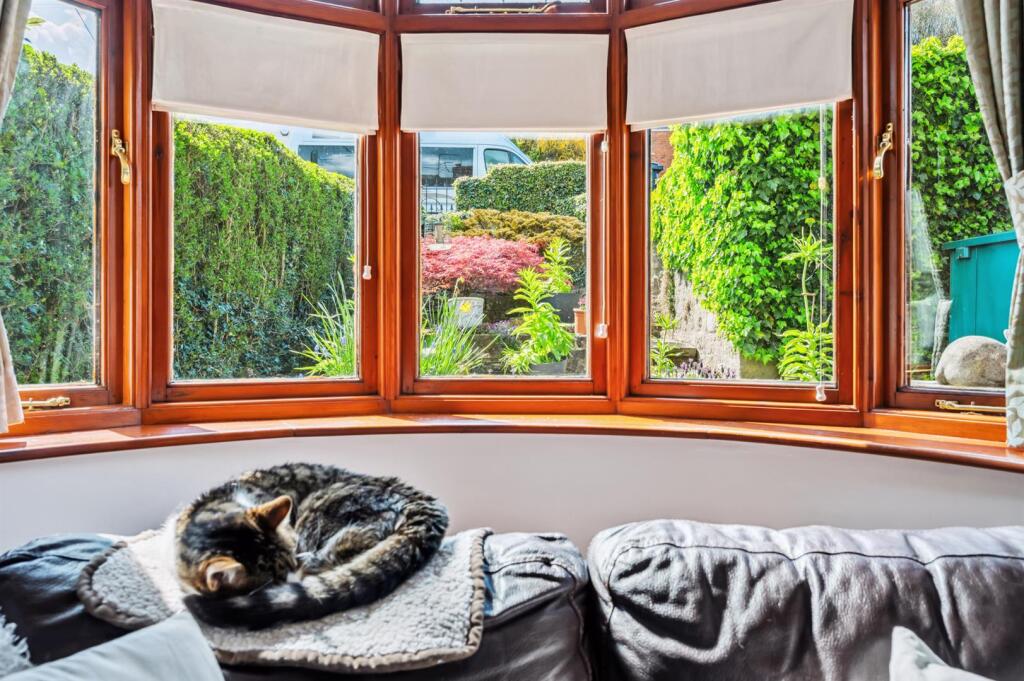 Sitting Room - bay window.jpg