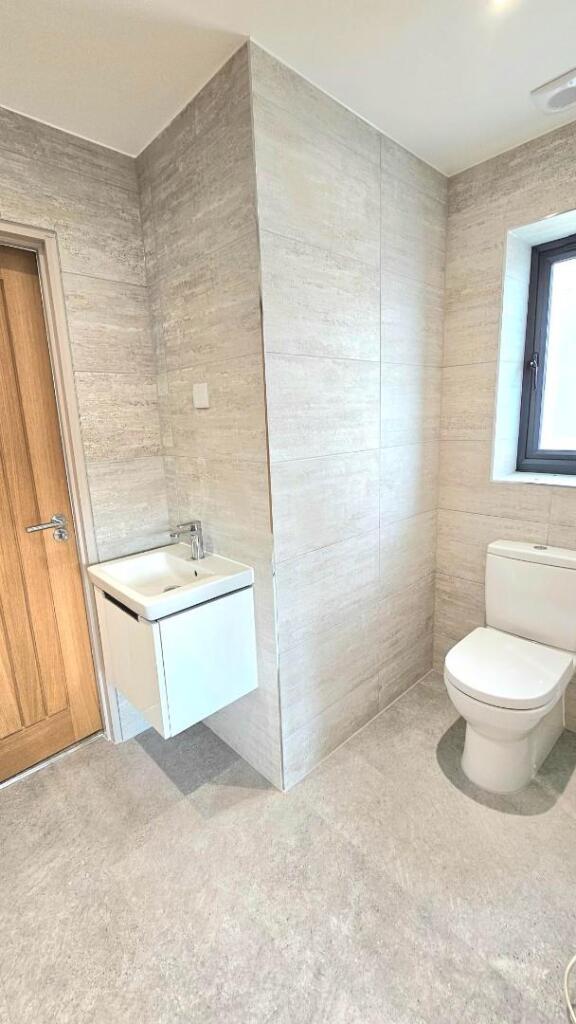 12 Magnum Plum Way cloakroom.jpg