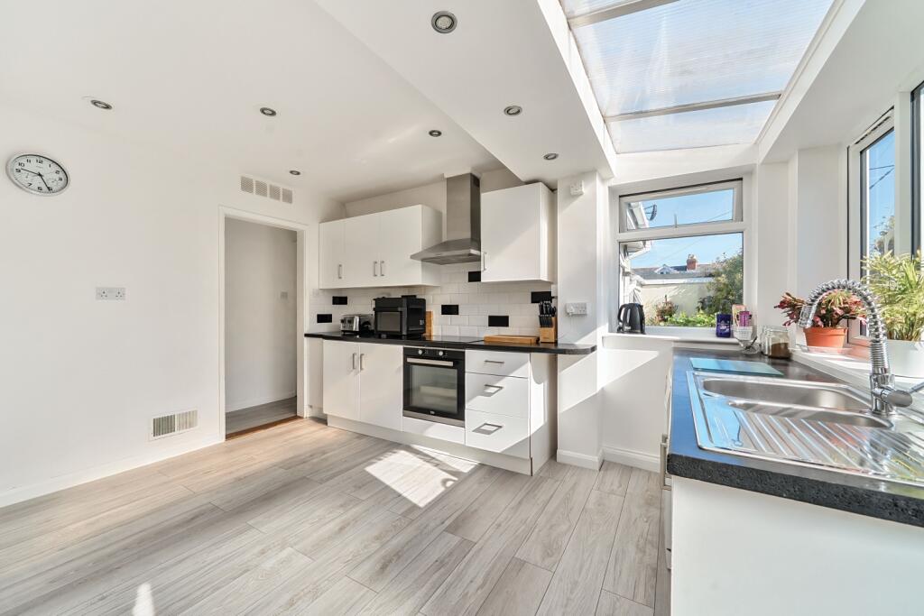 1328897-10-6880bae624cba