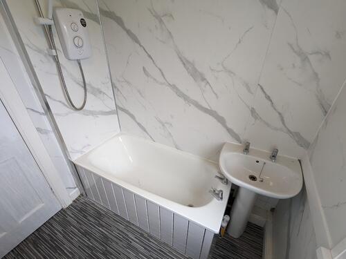21 3 Craigentinny rd bathroom.jpg