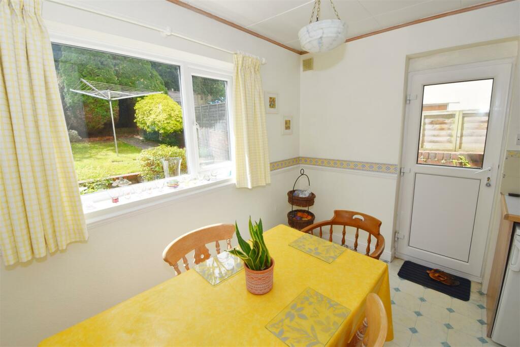 Breakfast area (1).jpg