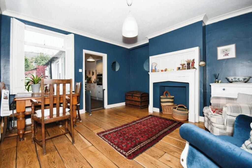 DINING ROOM 02.jpg
