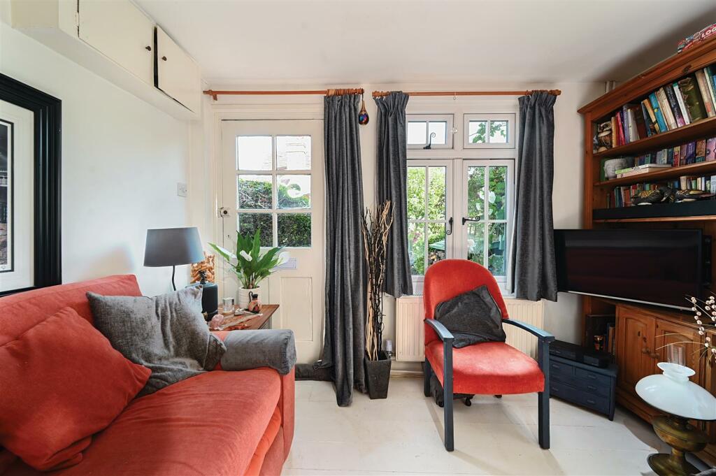 Sitting room 2.jpg
