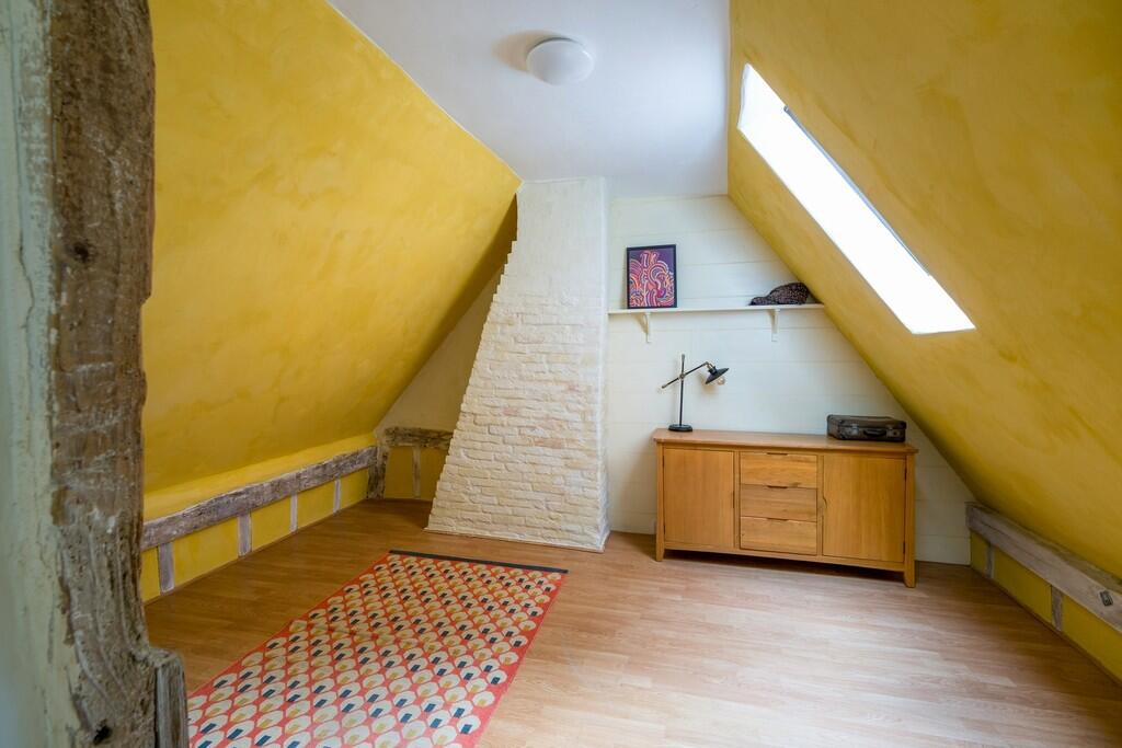 1440px-Crown Hill...