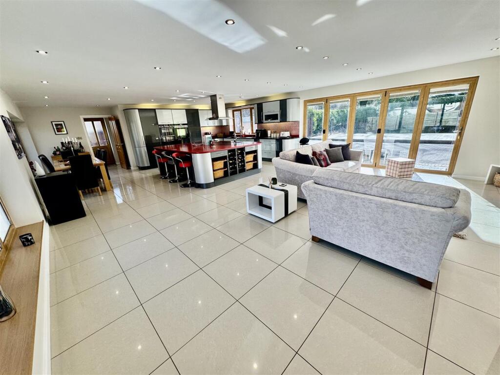 KITCHEN/DINING/SITTING ROOM