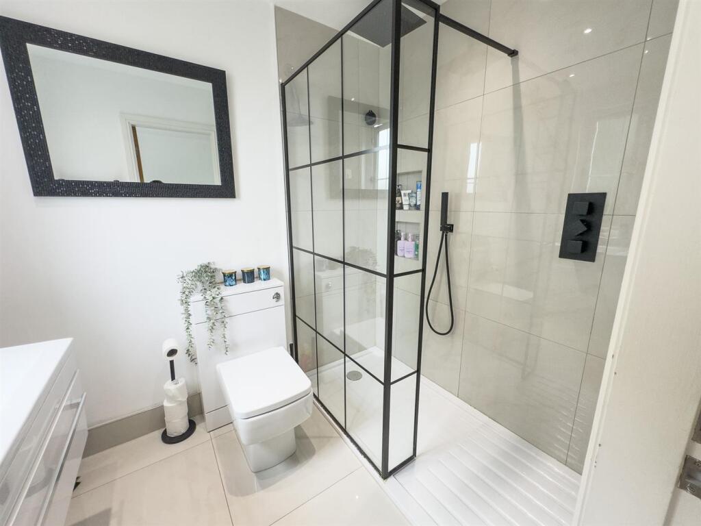 Principal Bedroom En Suite (1).jpg