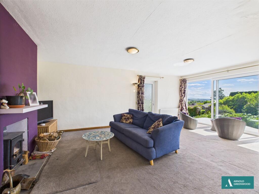 Open plan lounge/dining room