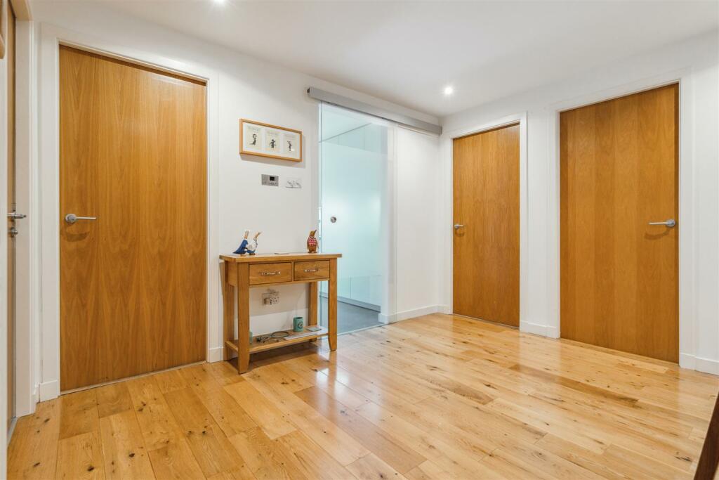 YATES HELLIER - 5 1 305 Glasgow Harbour Terraces (