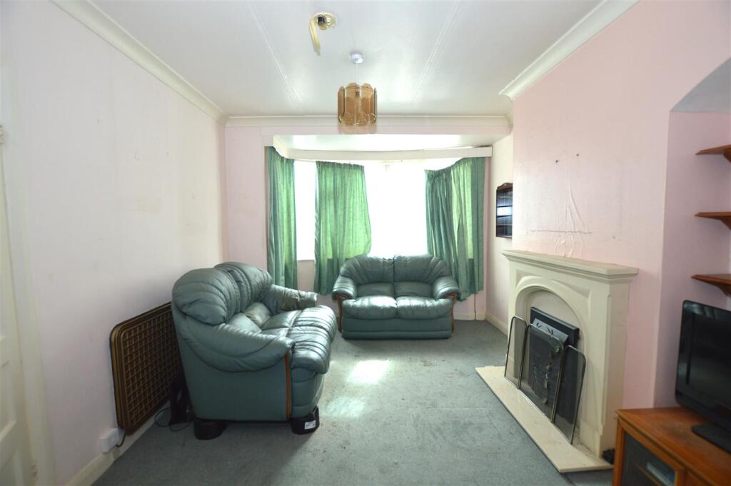 102 Wills Crescent lounge new.JPG