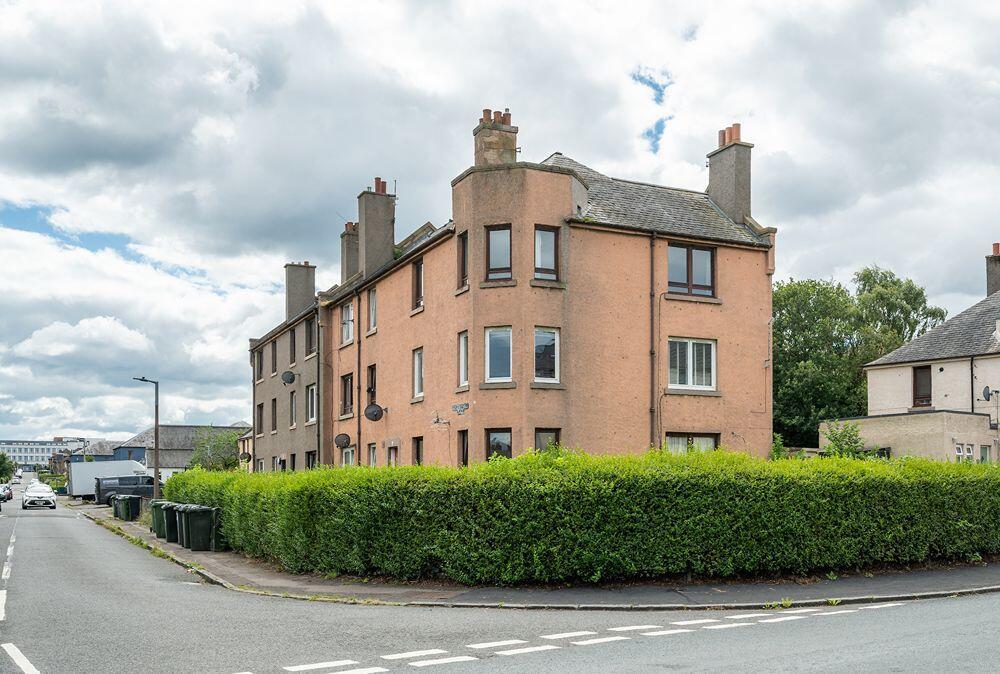 2/4 Royston Mains Place, Edinburgh, EH5 1LQ