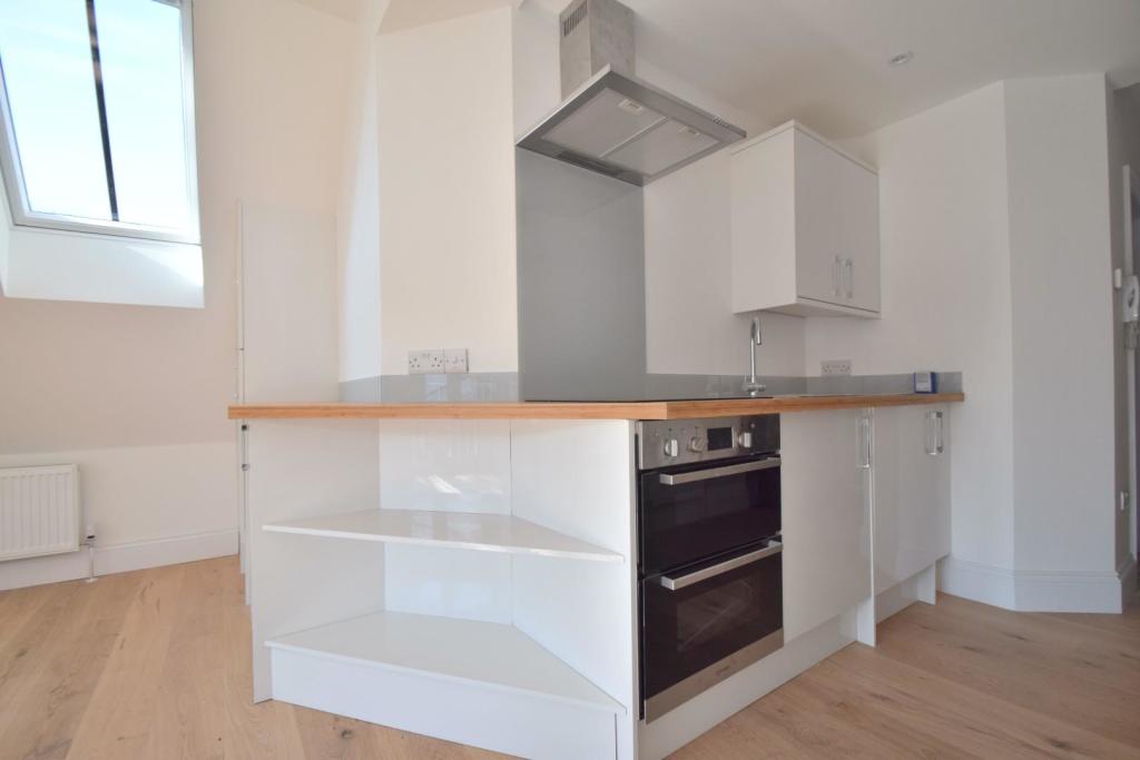 9, 25 st Annes Road Kitchen.jpg
