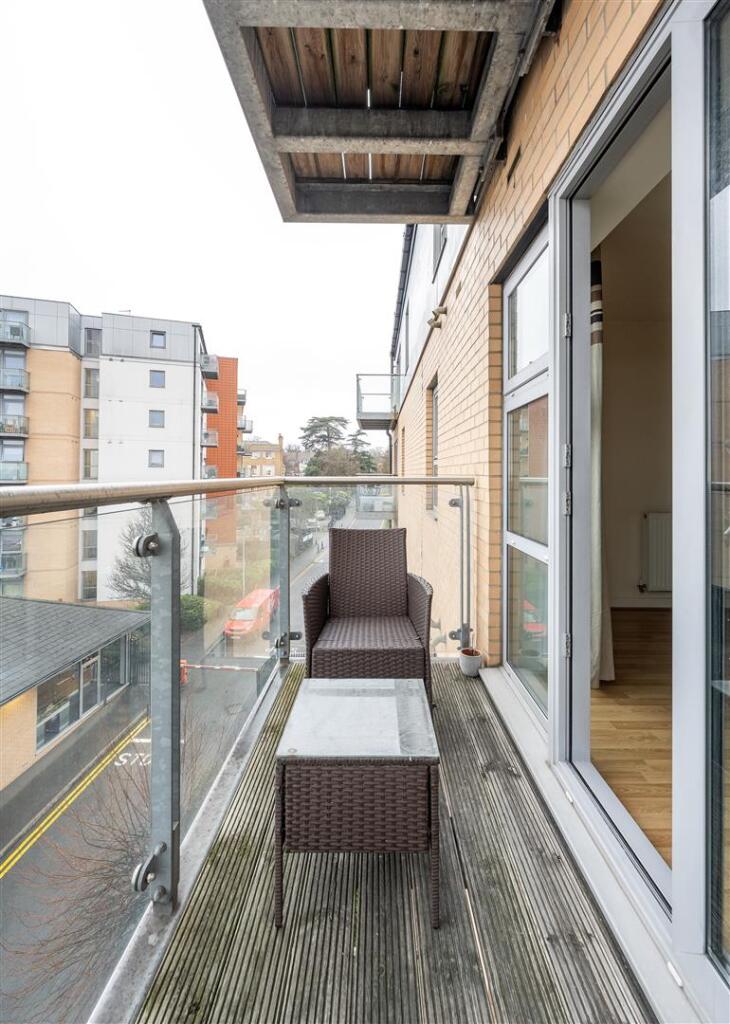 Queen Mary Avenue, E18