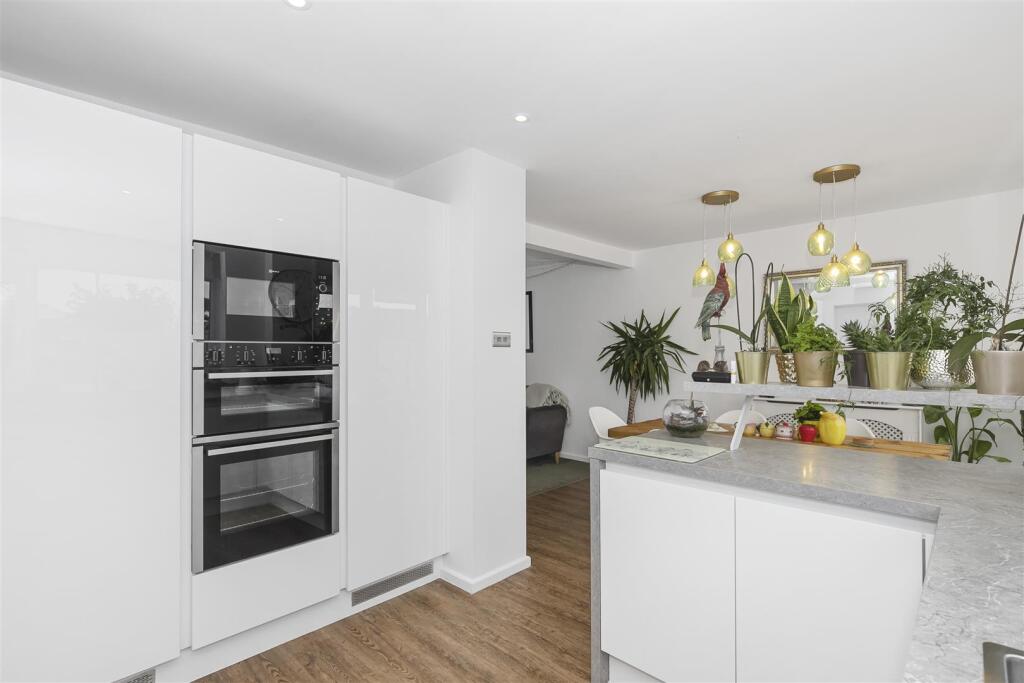 Kitchen 2.jpg