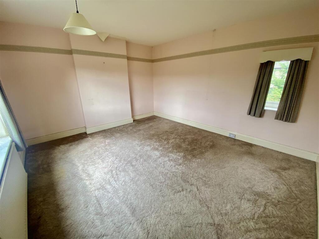 Bramleys Estate Agents - Meadow Bank Crescent - Mi