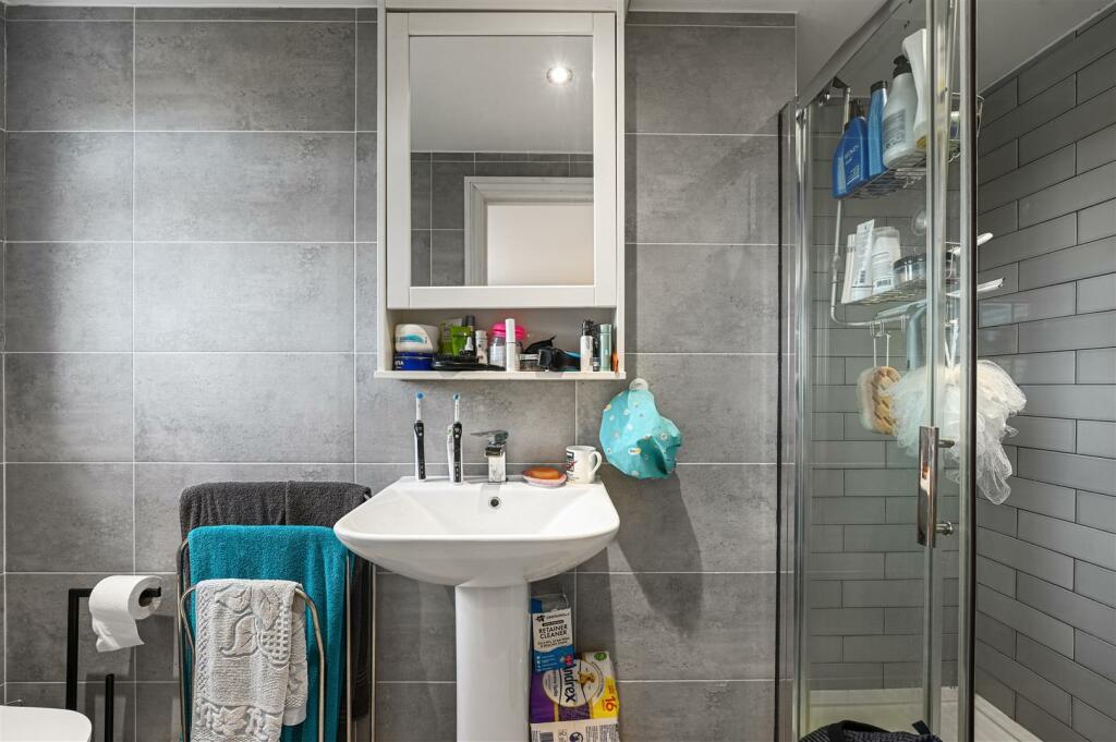 En Suite To Main .JPG