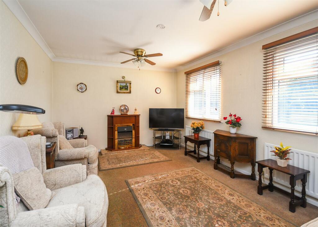 24 Manor Gardens - Living Room.jpg