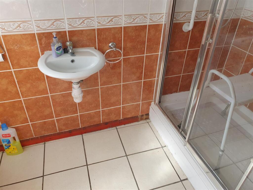 SHOWER ROOM/W.C