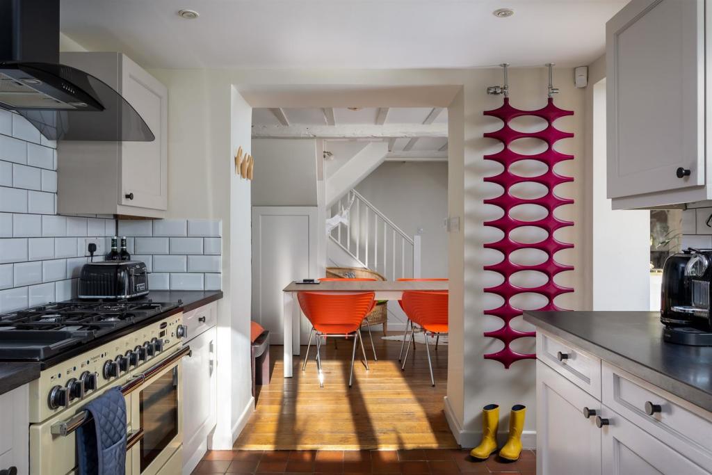 22 - Lawrence Cottage - GL54 4AG - Web.jpg