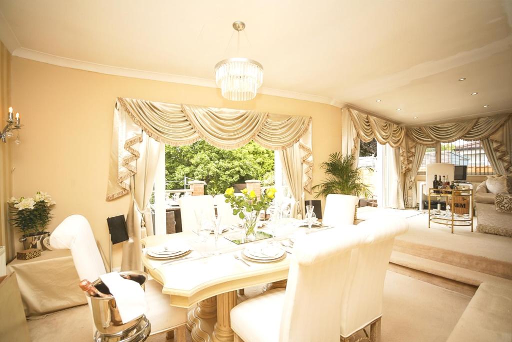Lounge/Dining Room