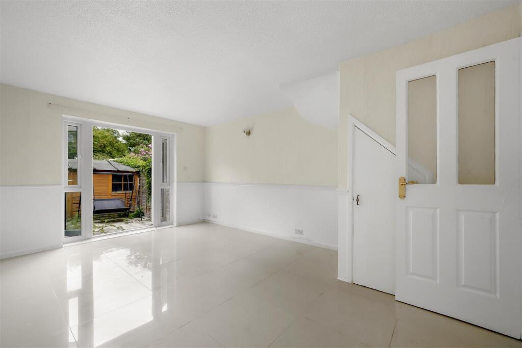 Rolvenden Place, N17